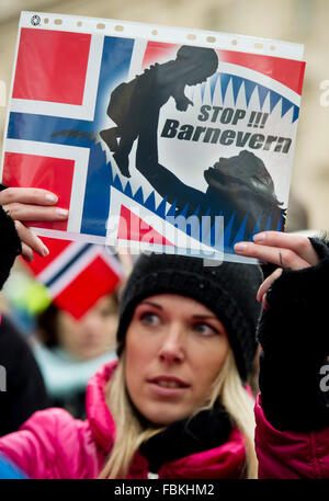 Diverse centinaia di persone hanno protestato contro il modo in cui il bambino norvegese servizio sociale Barnevernet ha preso i bambini lontani dai loro genitori che sono stranieri in Norvegia, a Praga, Repubblica ceca, 16 gennaio 2016. La protesta era parte di una catena di manifestazioni che ha iniziato a Oslo prima questa settimana e ha avuto luogo a Londra e a Bucarest. A Mosca e a Vienna le proteste popolari sono detenute oggi e a Bratislava, Calcutta e Varsavia nei prossimi giorni. Ceco madre Eva Michalakova ha lottato per i suoi due figli che Barnevernet ha preso il via dal suo nel 2011, oltre il sospetto di abuso, e li ha collocati in Foto Stock