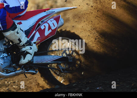 Motocross biker su sterrato Foto Stock