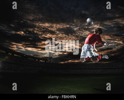 Giocatore di calcio in azione drammatica Foto Stock