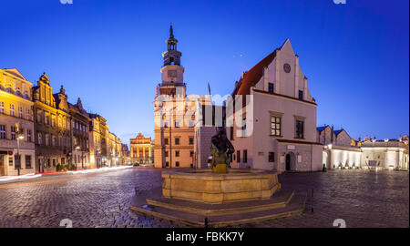 Vista notturna di Poznan Old Market Square in Polonia occidentale. Montaggio panoramico da 5 immagini HDR Foto Stock