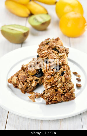 Cereali granola bar e frutta fresca Foto Stock