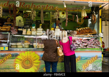 Uno stallo vendita di formaggi, salumi, salsicce e porchetta al mercato settimanale, Siena, Toscana, Italia Foto Stock