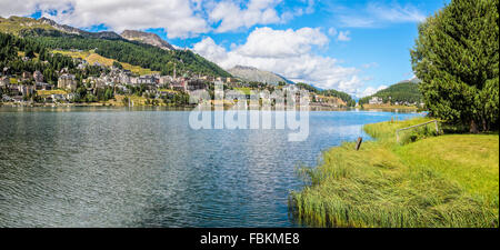 St.Moritz e il lago di Springtime, alta Engadina, Svizzera Foto Stock