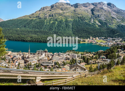 St.Moritz e il lago di Springtime, alta Engadina, Svizzera Foto Stock