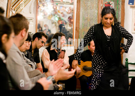 GRANADA, Spagna, 8 marzo: Flamenco performance nel tipico quartiere di Sacromonte grotta, a Granada, in Spagna il 8 marzo 2009 Foto Stock