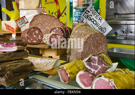 Salumi in vendita su una bancarella al mercato settimanale, Siena, Toscana, Italia Foto Stock