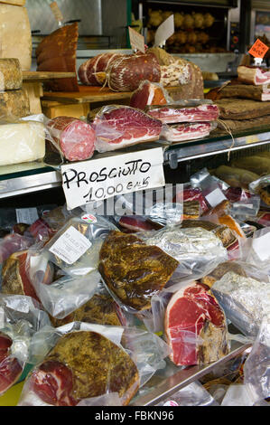 Salame, prosciutto e formaggio in vendita su una bancarella al mercato settimanale, Siena, Toscana, Italia Foto Stock