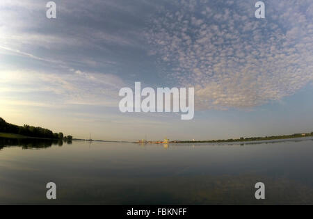 La mattina presto sul fiume San Lorenzo di fronte a Montreal. Foto Stock