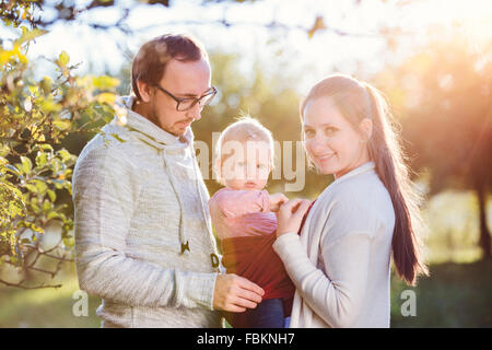 La famiglia felice in natura Foto Stock