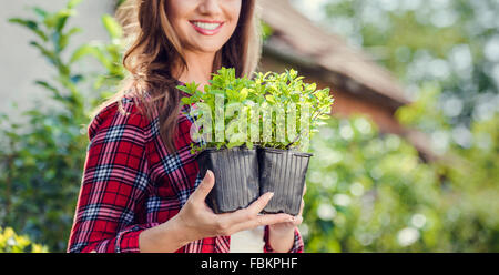 Bella giovane donna giardinaggio Foto Stock