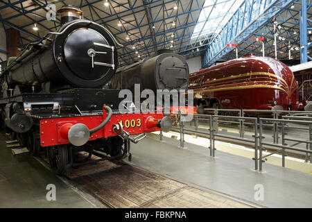 Immagini del centro storico di locomozione, moderni motori ferroviari e passato meraviglie ingegneristiche al National Railway Museum di York, UK. Foto Stock