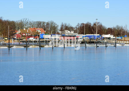 Listerby, Svezia - 17 Gennaio 2016: una vista della marina come visto da fuori in mare in un freddo giorno di inverni. Foto Stock