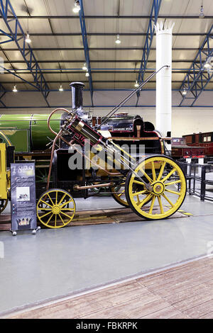 Replica di "Rocket", moderni motori ferroviari e passato meraviglie ingegneristiche al National Railway Museum di York, UK. Foto Stock