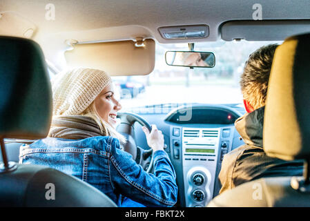 Donna alla guida di una vettura Foto Stock