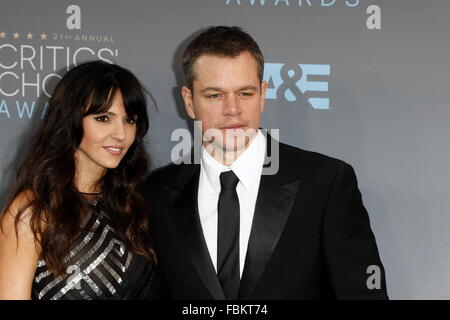 Santa Monica, California, Stati Uniti d'America. 18 gennaio, 2016. Attore Matt Damon e la moglie Luciana Barroso arriva alla ventunesima edizione critica' Choice Awards a Barker Hangar di Santa Monica Airport a Los Angeles, Stati Uniti d'America, il 17 gennaio 2016. Foto: Hubert Boesl/dpa Credito: dpa picture alliance/Alamy Live News Foto Stock