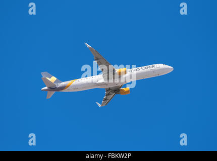 TENERIFE, Spagna - 13 gennaio: Thomas Cook Airbus 321 è tenuto fuori dall'aeroporto di Tenerife Sud su gennaio 13, 2016.Thomas Cook A Foto Stock