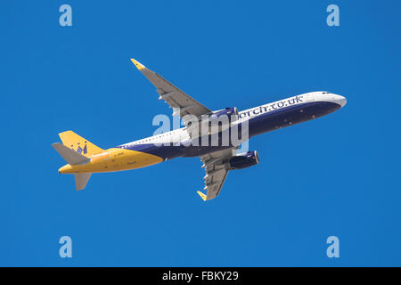 TENERIFE, Spagna - 13 gennaio: Monarch Airbus 321 è tenuto fuori dall'aeroporto di Tenerife Sud il 13 gennaio 2016. La Monarch è un BRI Foto Stock