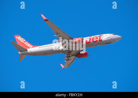 TENERIFE, Spagna - 13 gennaio: Jet2 Boeing 737 è tenuto fuori dall'aeroporto di Tenerife Sud il 13 gennaio 2016. Getto 2 è un britannico Foto Stock