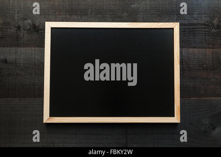 Lettere di legno su ardesia e uno sfondo di legno con un messaggio di concetto Foto Stock