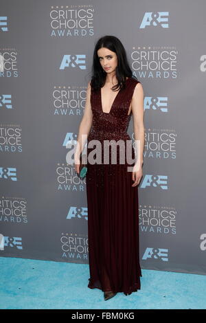 Santa Monica, California, Stati Uniti d'America. 18 gennaio, 2016. L'attrice Krysten Ritter arriva alla ventunesima edizione critica' Choice Awards a Barker Hangar di Santa Monica Airport a Los Angeles, Stati Uniti d'America, il 17 gennaio 2016. Foto: Hubert Boesl/dpa Credito: dpa picture alliance/Alamy Live News Foto Stock