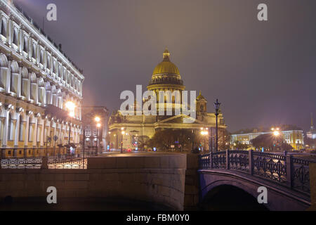 San Pietroburgo, Piazza Sant'Isacco, San Isaac, blu ponte che attraversa il fiume Moika, sera Foto Stock