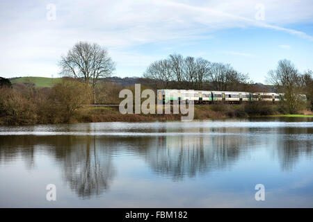 Treno passa acqua di inondazione Foto Stock