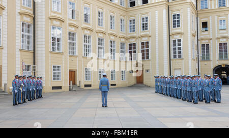 Praga, 5 agosto: guardia al Castello di Praga. A mezzogiorno di ogni giorno è possibile assistere al cambio della guardia cerimonia su au Foto Stock