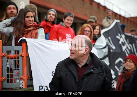 Londra, Regno Unito. 18 gennaio, 2016. John Stewart di HACAN al di fuori del tribunale udienza in Willesden per 13 piano stupido attivisti che occupava la pista nord dell'aeroporto di Heathrow. Credito: Mark Kerrison/Alamy Live News Foto Stock