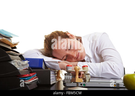 Stanco business donna che dorme sulla sua scrivania in ufficio Foto Stock