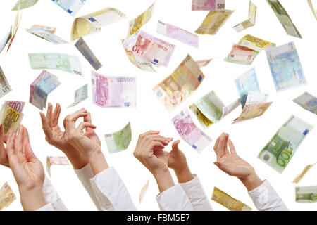 Molte mani di raggiungere per battenti Euro carta moneta Foto Stock