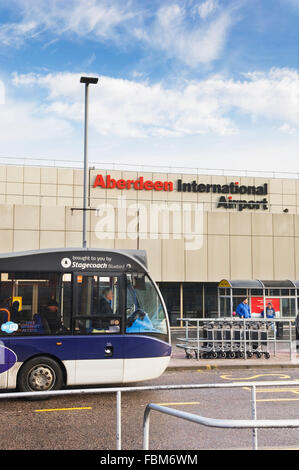 Aeroporto In Bus all'Aeroporto di Aberdeen - Scozia, Regno Unito. Foto Stock