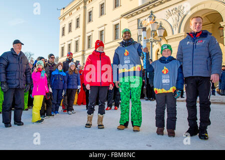 Oslo, Norvegia. Xvii gen, 2016. Il re Harald (L), il Principe ereditario Haakon (6L), la principessa Ingrid Alexandra (7 L), il Principe Sverre Magnus (2R), la principessa Martha Louise (3 L), Ari Behn (4 L), Maud Angelica Behn (5 L) e Leah Isadora Behn (2 L) della Norvegia e ed ex atleta di sci Bjoern Daehlie (R) partecipare alle celebrazioni del venticinquesimo giubileo regnante del re Harald di Oslo, Norvegia del 17 gennaio 2016. Foto: Patrick van Katwijk/ point de vue fuori - nessun filo SERVICE -/dpa/Alamy Live News Foto Stock