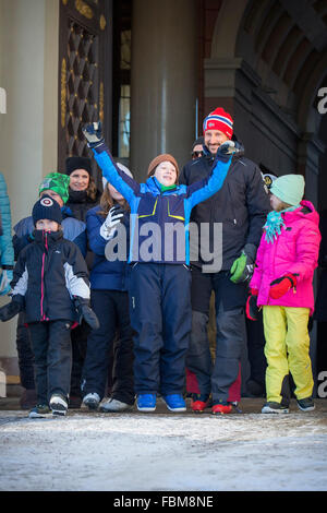 Oslo, Norvegia. Xvii gen, 2016. Il principe ereditario Haakon (2R), la principessa Ingrid Alexandra (nascosto), il Principe Sverre Magnus (2 L), la principessa Martha Louise (3 L), Maud Angelica Behn (C), Leah Isadora Behn (R) ed Emma Tallulah Behn (L) della Norvegia partecipare alle celebrazioni del venticinquesimo giubileo regnante del re Harald di Oslo, Norvegia del 17 gennaio 2016. Foto: Patrick van Katwijk/ point de vue fuori - nessun filo SERVICE -/dpa/Alamy Live News Foto Stock