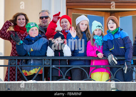 Oslo, Norvegia. Xvii gen, 2016. Queen Sonja (C), la principessa Ingrid Alexandra (3R), il Principe Sverre Magnus (2 L), la principessa Martha Louise (L), Ari Behn (3 L), Maud Angelica Behn (R), Leah Isadora Behn (seconda R) ed Emma Tallulah Behn di Norvegia partecipare a partecipare alle celebrazioni del venticinquesimo giubileo regnante del re Harald di Oslo, Norvegia del 17 gennaio 2016. Foto: Patrick van Katwijk/ point de vue fuori - nessun filo SERVICE -/dpa/Alamy Live News Foto Stock