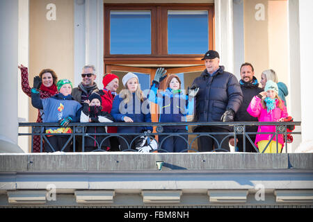 Oslo, Norvegia. Xvii gen, 2016. Il re Harald, Queen Sonja, Crown Prince Haakon, Crown Princess Mette-Marit, Principessa Ingrid Alexandra e il Principe Sverre Magnus, Principessa Martha Louise, Ari Behn, Maud Angelica Behn, Lia Isadorah Behn e Emma Tallulah Behn di Norvegia partecipare alle celebrazioni del venticinquesimo giubileo regnante del re Harald di Oslo, Norvegia del 17 gennaio 2016. Foto: Patrick van Katwijk/ point de vue fuori - nessun filo SERVICE -/dpa/Alamy Live News Foto Stock