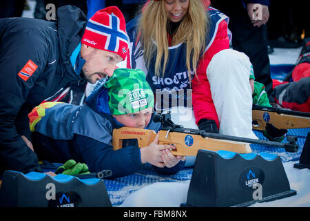 Oslo, Norvegia. Xvii gen, 2016. Il principe ereditario Haakon (L) e il Principe Sverre Magnus di Norvegia partecipare alle celebrazioni del venticinquesimo giubileo regnante del re Harald di Oslo, Norvegia del 17 gennaio 2016. Foto: Patrick van Katwijk/ point de vue fuori - nessun filo SERVICE -/dpa/Alamy Live News Foto Stock