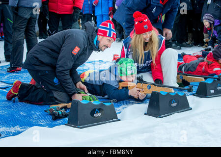 Oslo, Norvegia. Xvii gen, 2016. Il principe ereditario Haakon (L) e il Principe Sverre Magnus di Norvegia partecipare alle celebrazioni del venticinquesimo giubileo regnante del re Harald di Oslo, Norvegia del 17 gennaio 2016. Foto: Patrick van Katwijk/ point de vue fuori - nessun filo SERVICE -/dpa/Alamy Live News Foto Stock