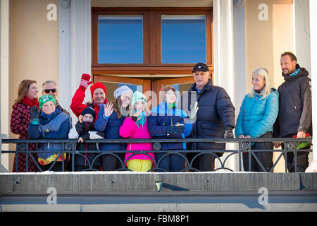 Oslo, Norvegia. Xvii gen, 2016. Il re Harald, Queen Sonja, Crown Prince Haakon, Crown Princess Mette-Marit, Principessa Ingrid Alexandra e il Principe Sverre Magnus, Principessa Martha Louise, Ari Behn, Maud Angelica Behn, Lia Isadorah Behn e Emma Tallulah Behn di Norvegia partecipare alle celebrazioni del venticinquesimo giubileo regnante del re Harald di Oslo, Norvegia del 17 gennaio 2016. Foto: Patrick van Katwijk/ point de vue fuori - nessun filo SERVICE -/dpa/Alamy Live News Foto Stock