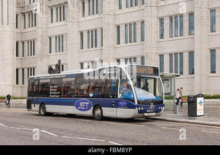 Bus in Aberdeen City Centre, al di fuori del Marischal College - Scozia, Regno Unito. Foto Stock