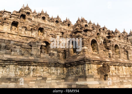 Complesso del Tempio di Borobudur, Yogyakarta, Indonesia. Borobudur è il tempio buddista più grande del mondo. Foto Stock