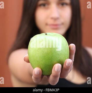 Giovane donna in possesso di un Apple Foto Stock