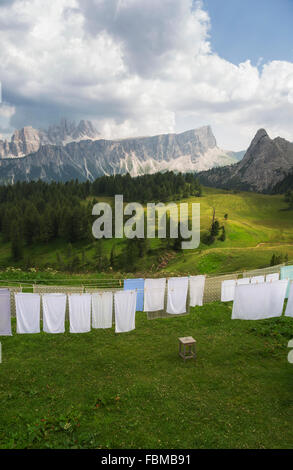 Prato alpino lenzuola e asciugamani il lavaggio appeso su una linea di lavaggio, Dolomiti, Italia Foto Stock