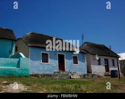 Case colorate nel pittoresco villaggio di Elim nella provincia del Capo occidentale del Sud Africa. Foto Stock