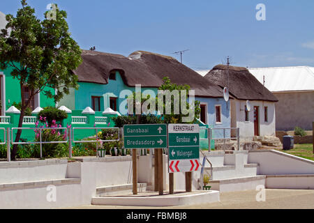 Case colorate nel pittoresco villaggio di Elim nella provincia del Capo occidentale del Sud Africa. Foto Stock