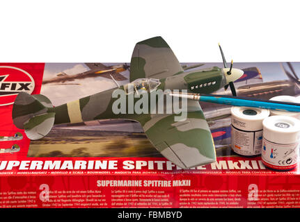 Modello Airfix Supermarine Spitfire MKXII Modelmaking vernici e pennelli Foto Stock