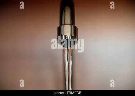 L'acqua in uscita di un rubinetto Foto Stock