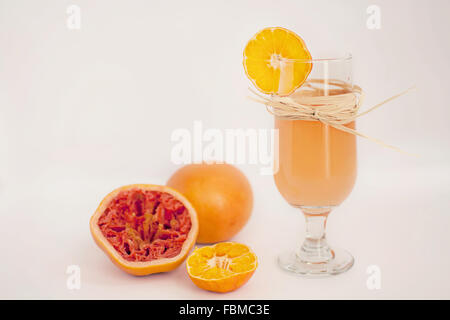 Bicchiere di sangue fresco di succo d'arancia con arance Foto Stock