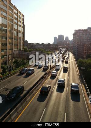 Vista elevata delle auto che guidano lungo l'autostrada, New York, Stati Uniti Foto Stock