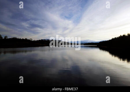 Nel tardo pomeriggio la luce sul Blessington lakes in Co. Wicklow Irlanda Foto Stock