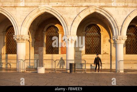 La donna a praticare yoga in piazza San Marco, Venezia, Italia Foto Stock